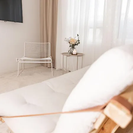 Aurora Suite, Center *