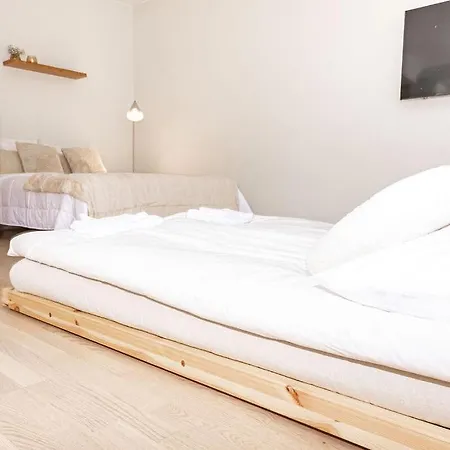 Aurora Suite, Center